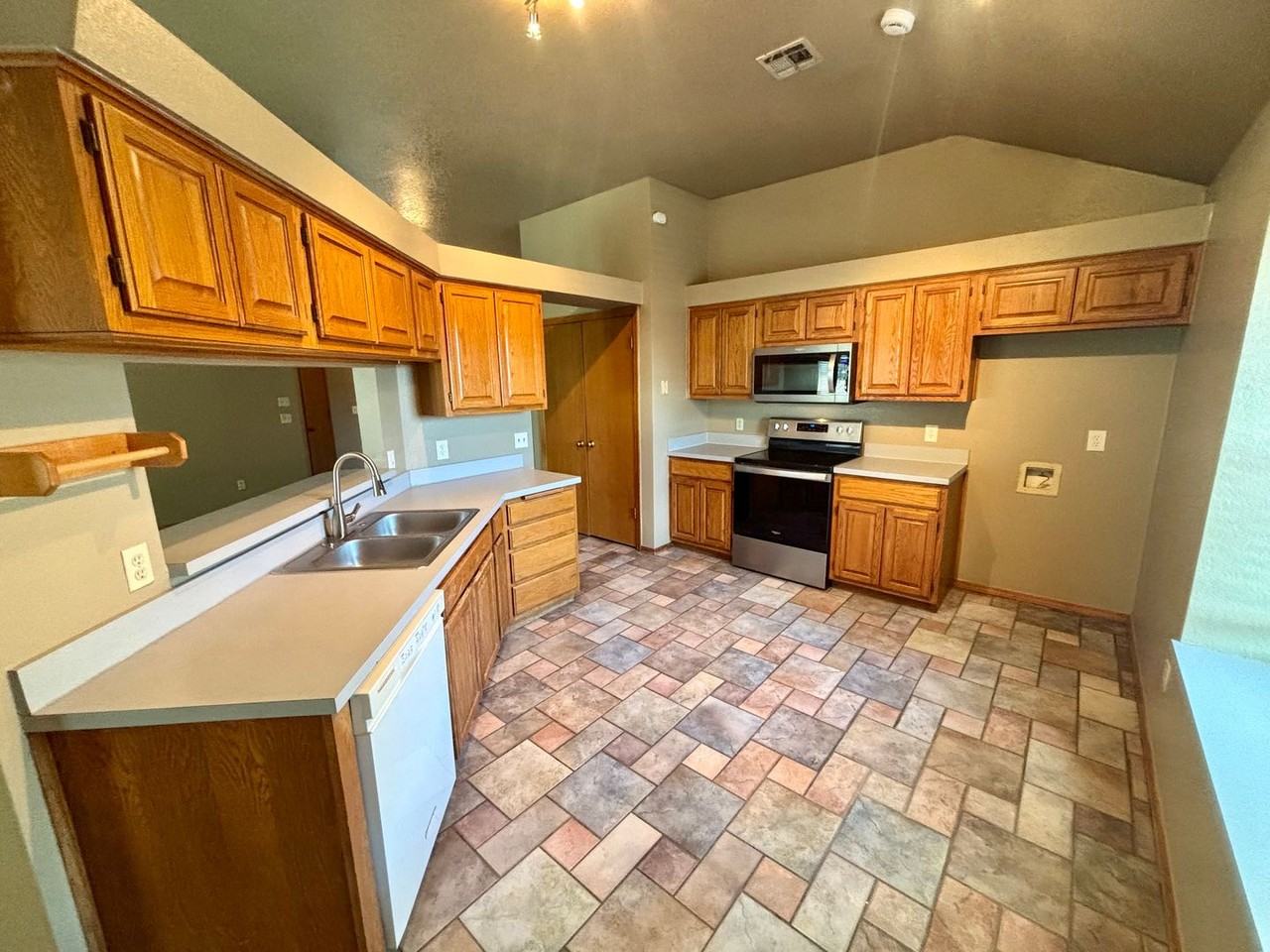 1304 Fairfax Cir - Photo 4 of 18