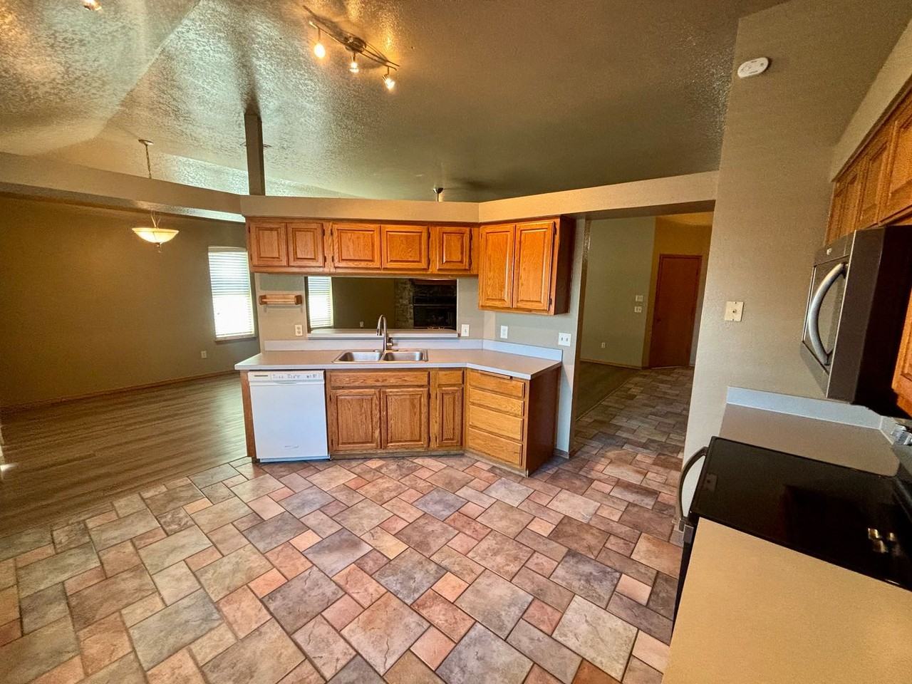 1304 Fairfax Cir - Photo 5 of 18