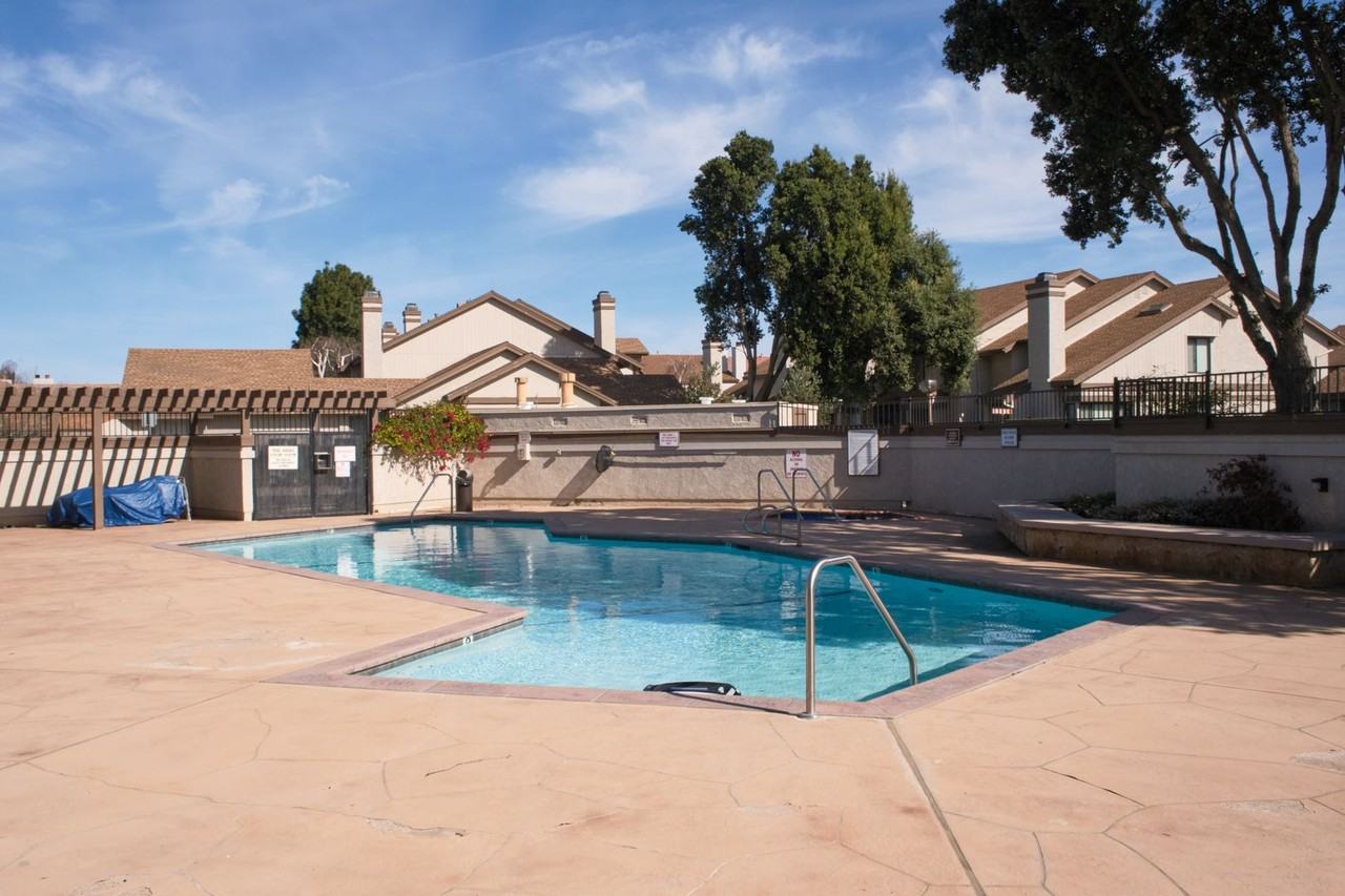 1217 Cobblestone Ln - Photo 2 of 17