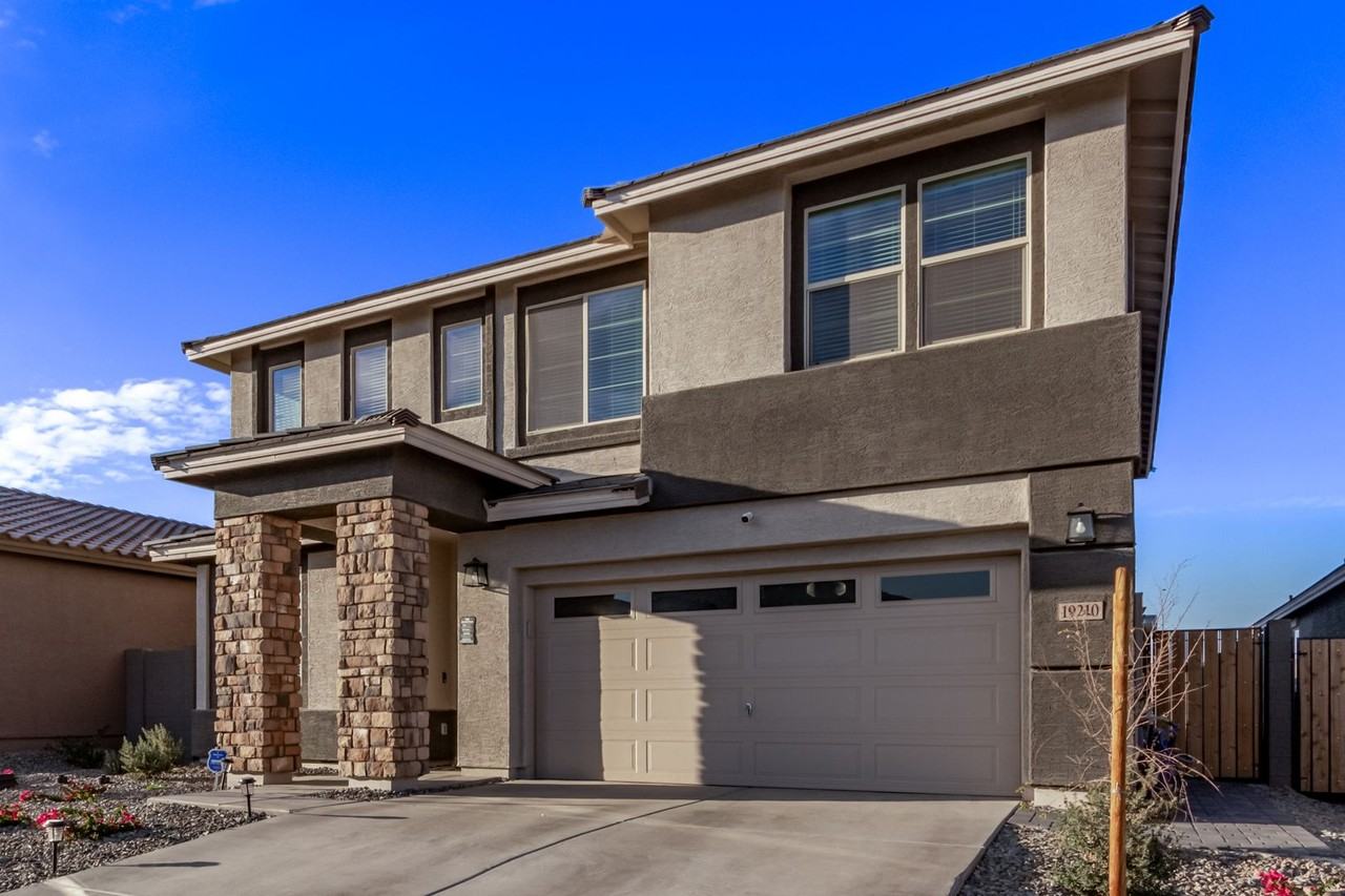 19210 W Solano Dr - Photo 3 of 37