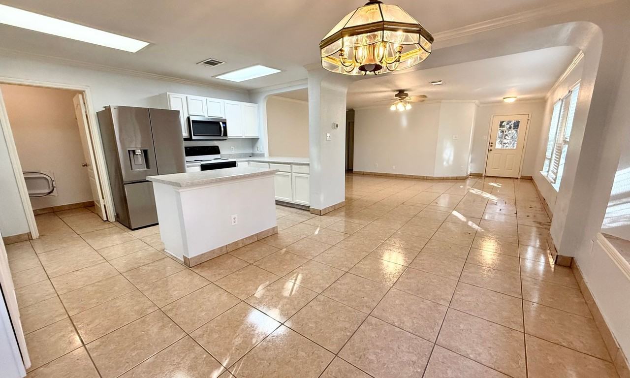 1702 Matagorda Dr - Photo 3 of 6