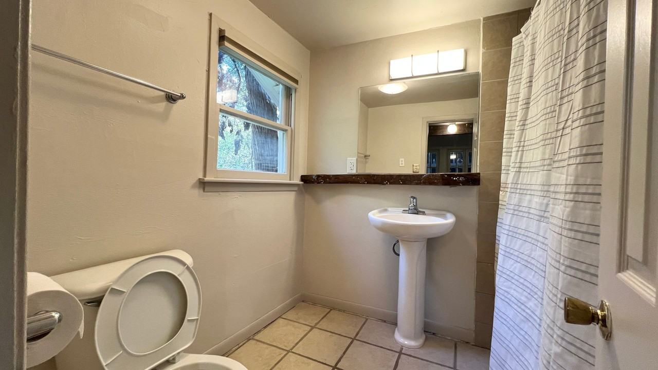 2104 W 7th St - Photo 4 of 11