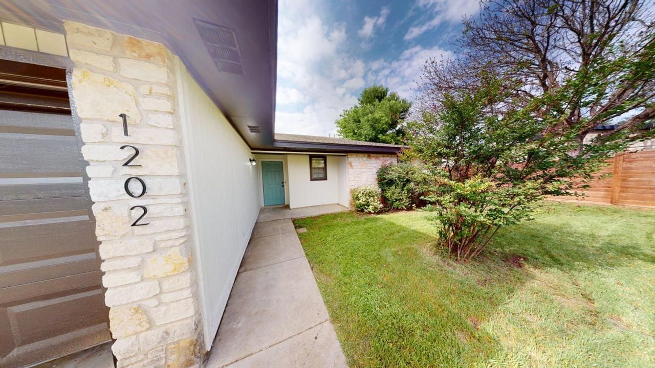 1202 Nottingham Hill Rd - Photo 2 of 30