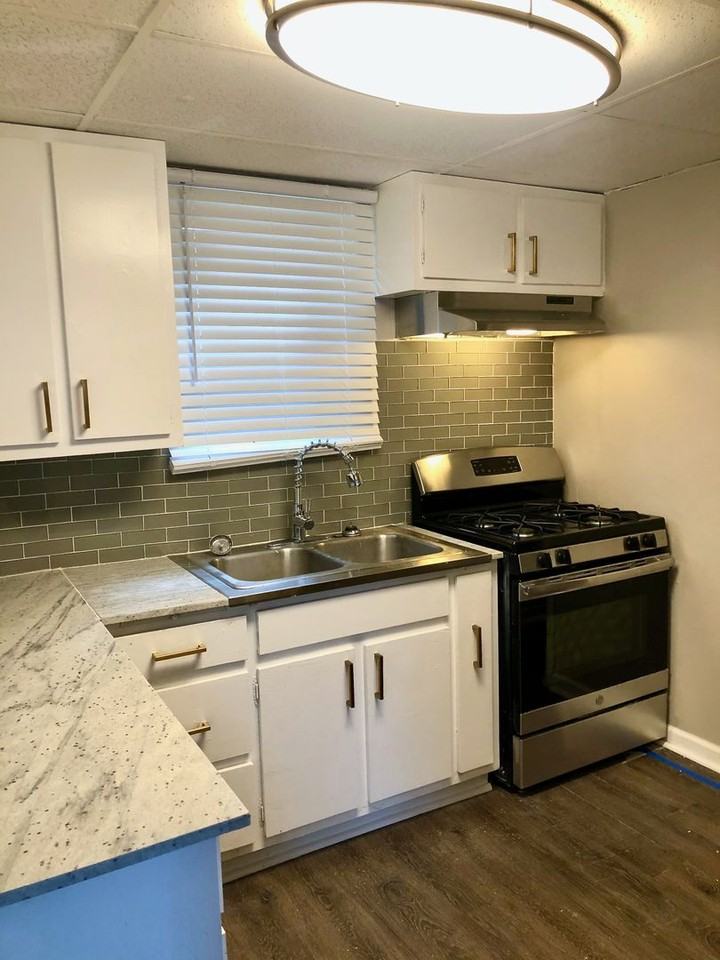 7620 Roslyn St - Photo 3 of 16