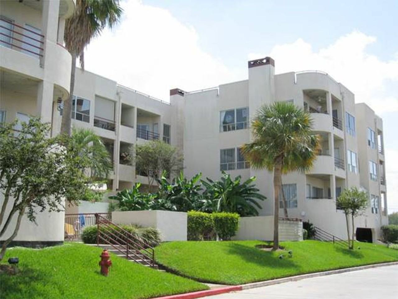 Legend Point Condo - Photo 4 of 6