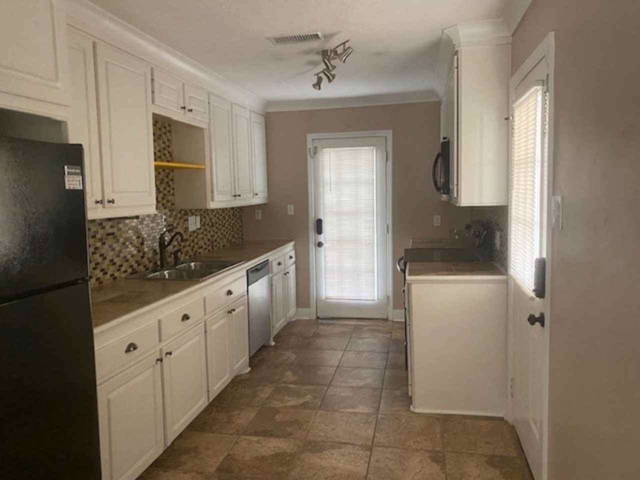 318 Mary Ann Dr - Photo 2 of 13