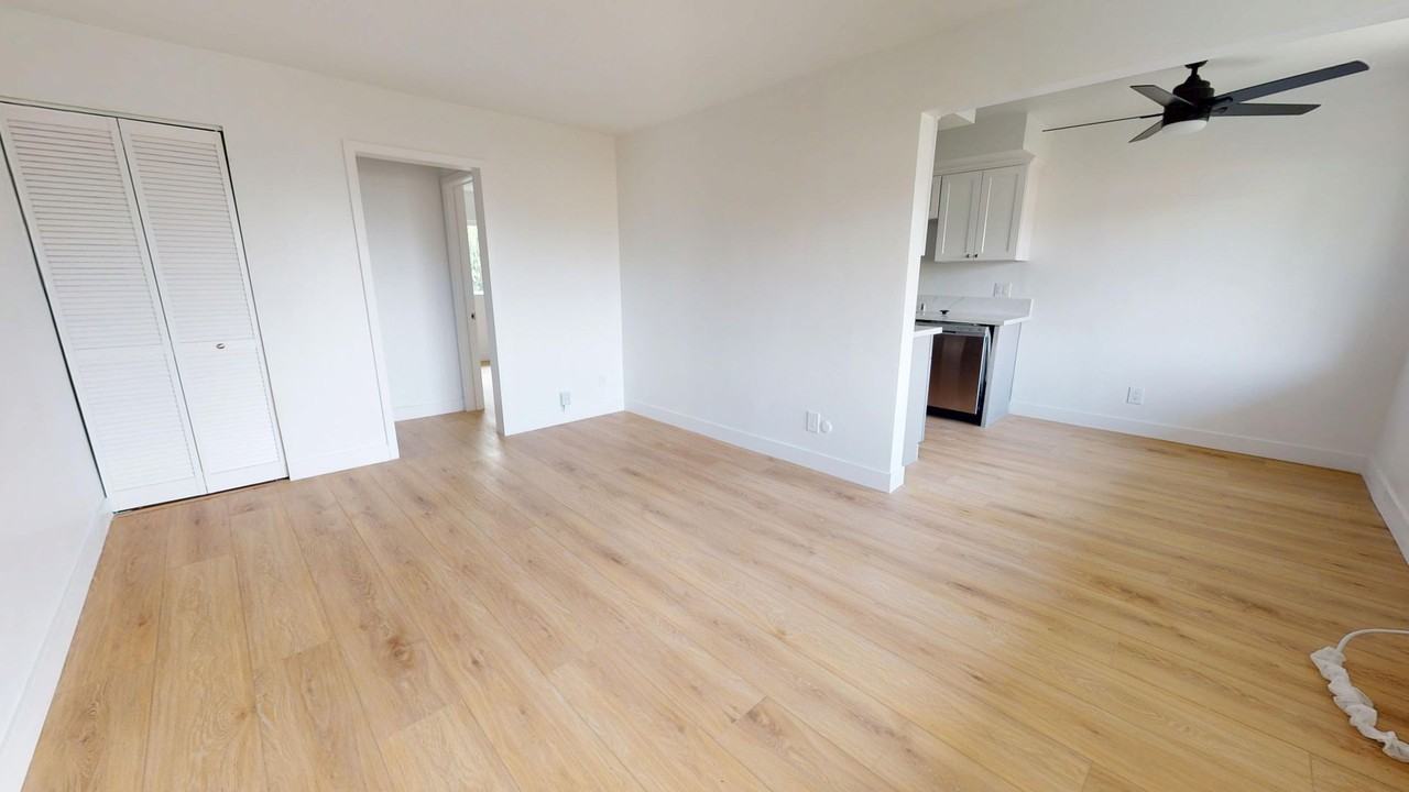 Locke Apts. - Photo 5 of 7