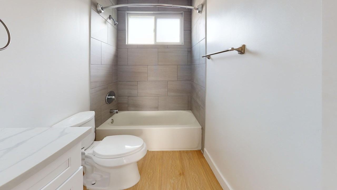 Locke Apts. - Photo 6 of 7