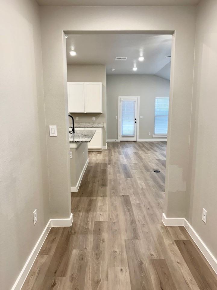 6926 9th St - Photo 3 of 41