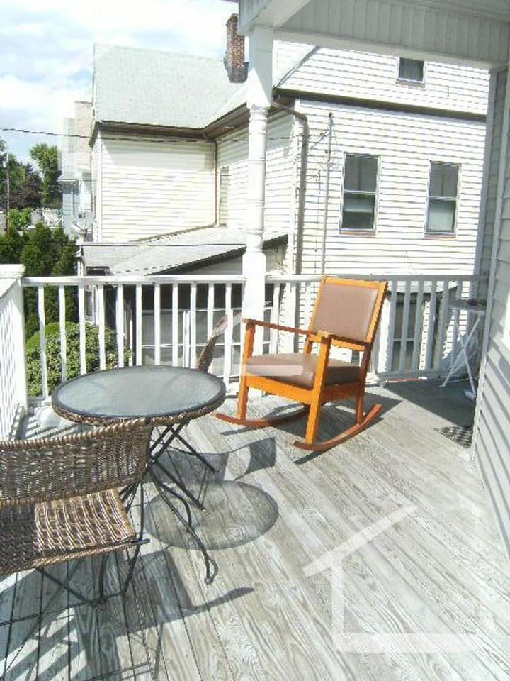 137 Brooks St - Photo 4 of 13