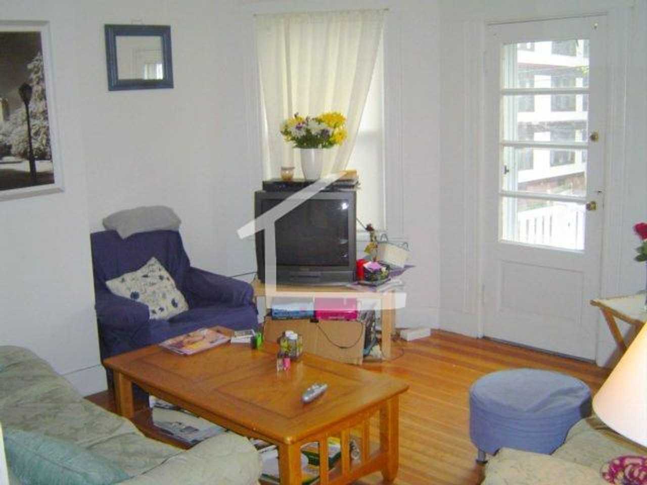 137 Brooks St - Photo 6 of 13