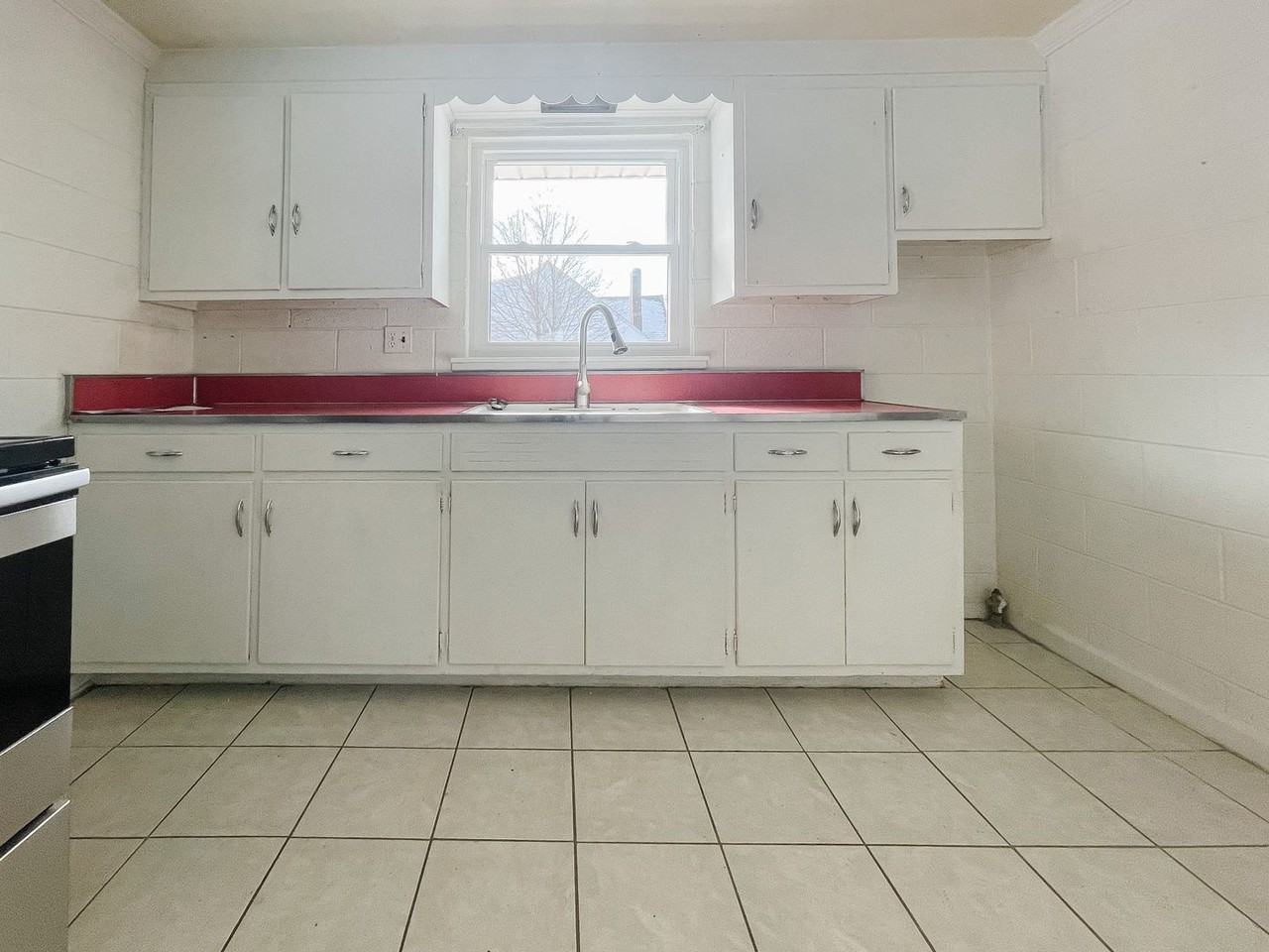 1126 S 22nd St - Photo 2 of 12