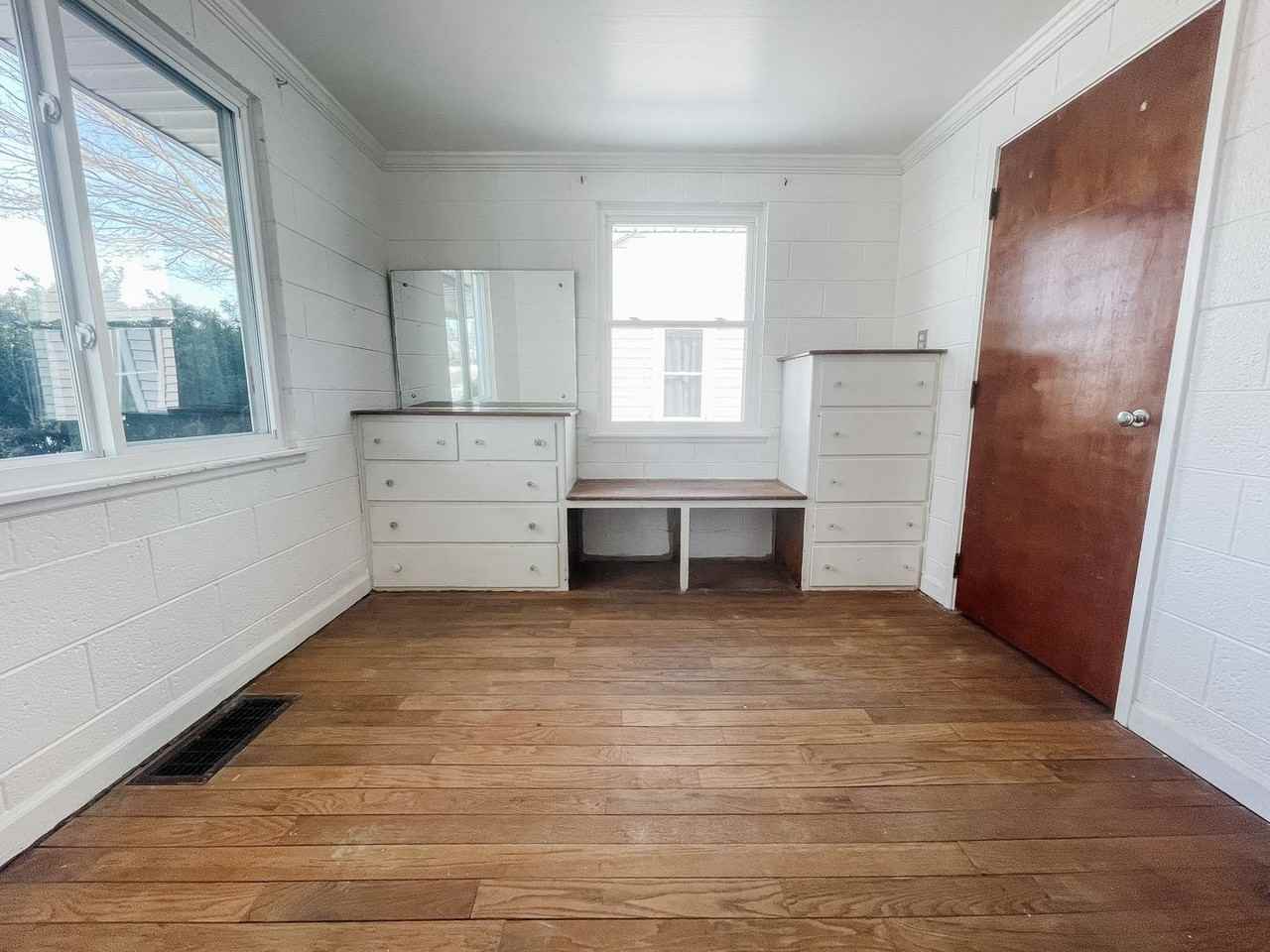 1126 S 22nd St - Photo 7 of 12