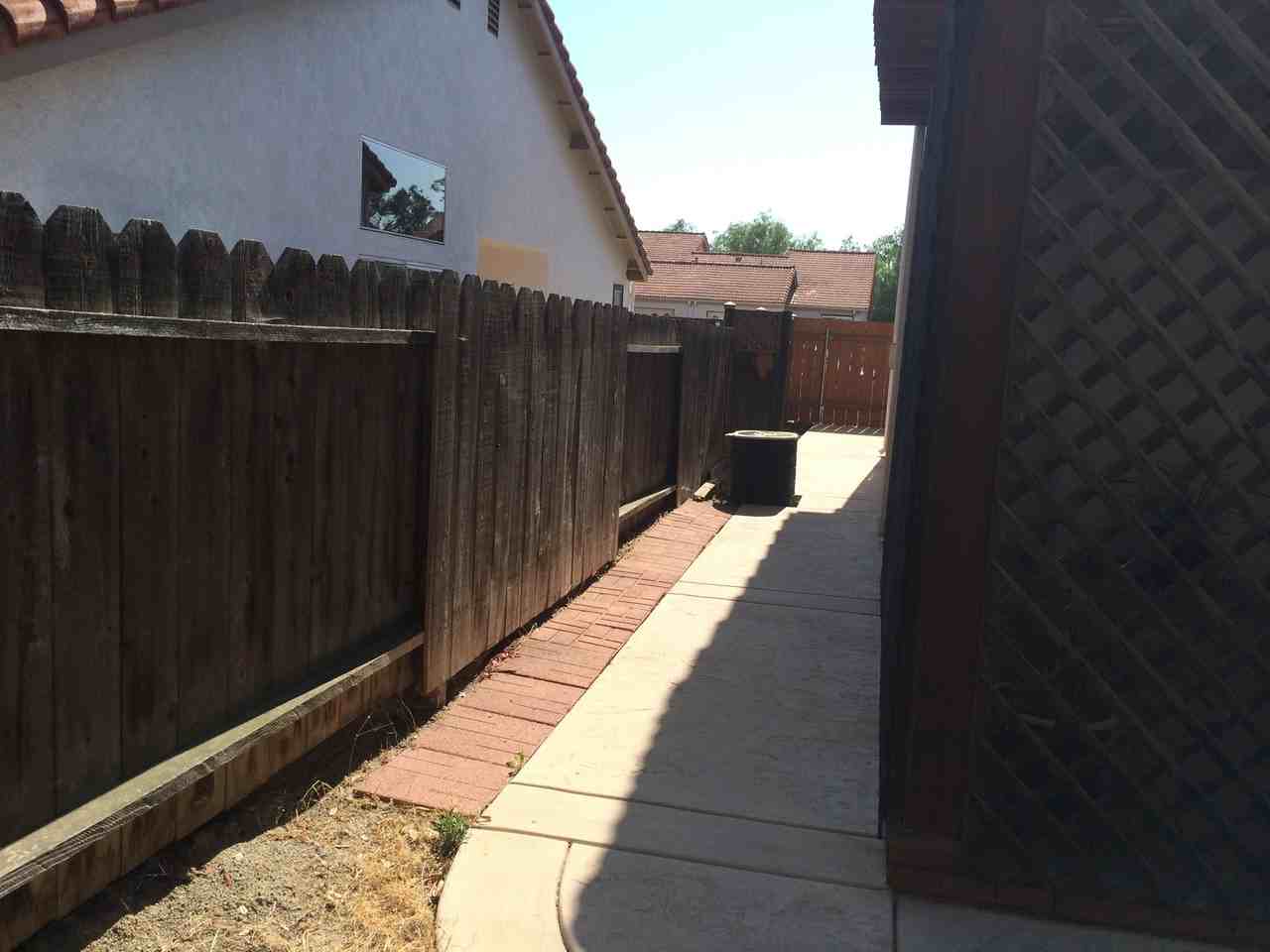 2161 Warwood Ct - Photo 2 of 4