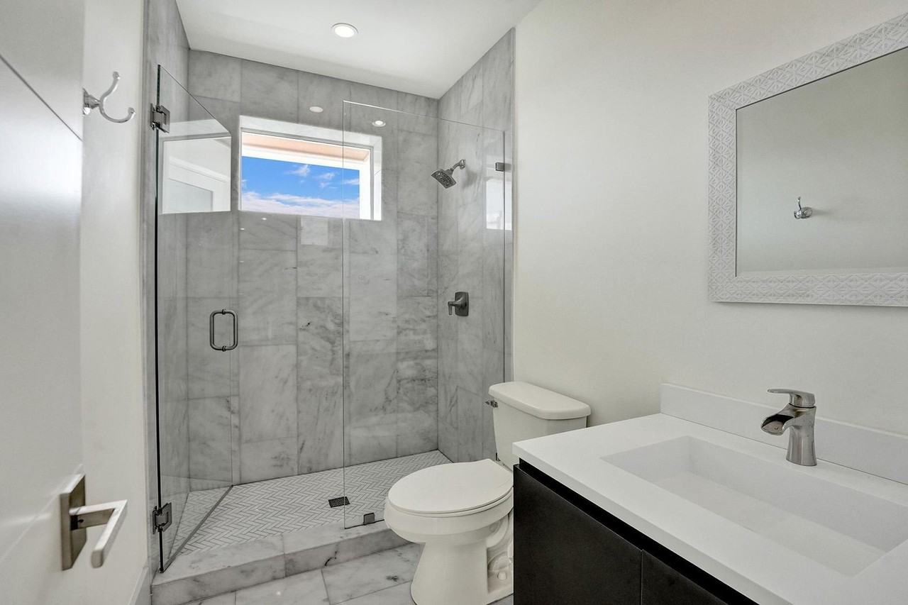 1713 N Riverside Dr - Photo 2 of 50
