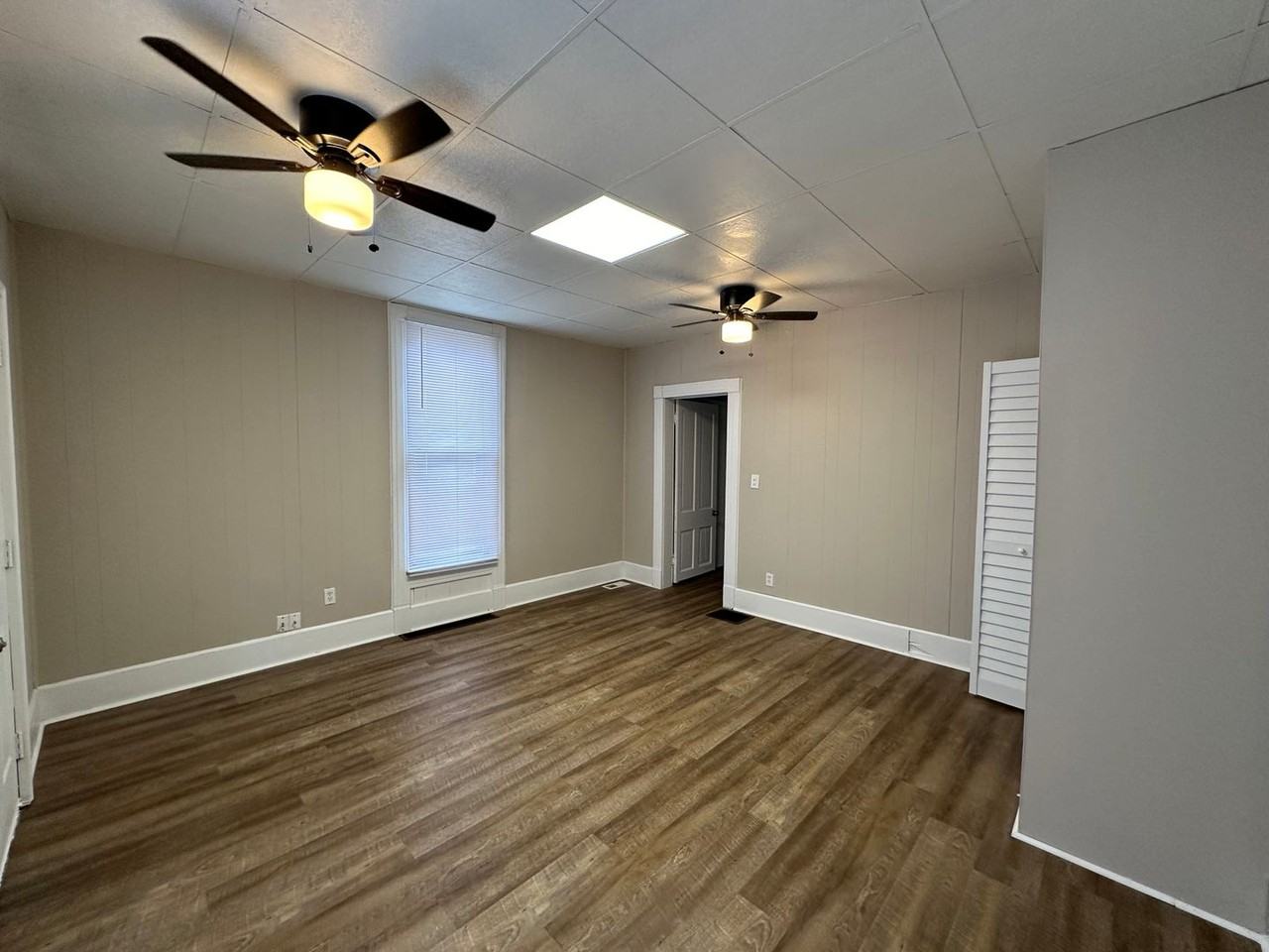 901 E Oak St - Photo 2 of 20