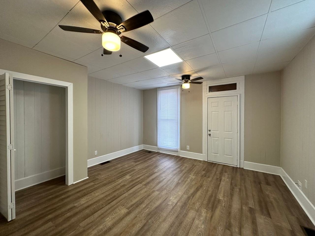 901 E Oak St - Photo 3 of 20