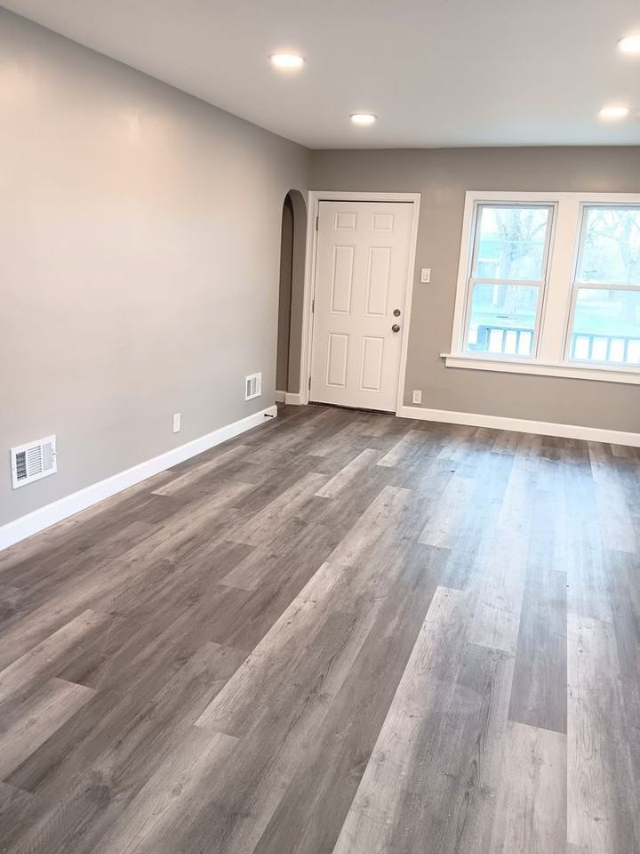 313 E 49th Ave - Photo 3 of 16