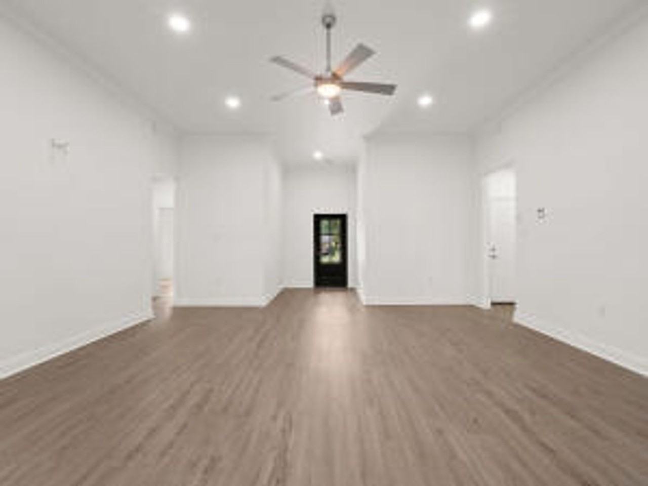 308 W Schweitzer Ave - Photo 2 of 13