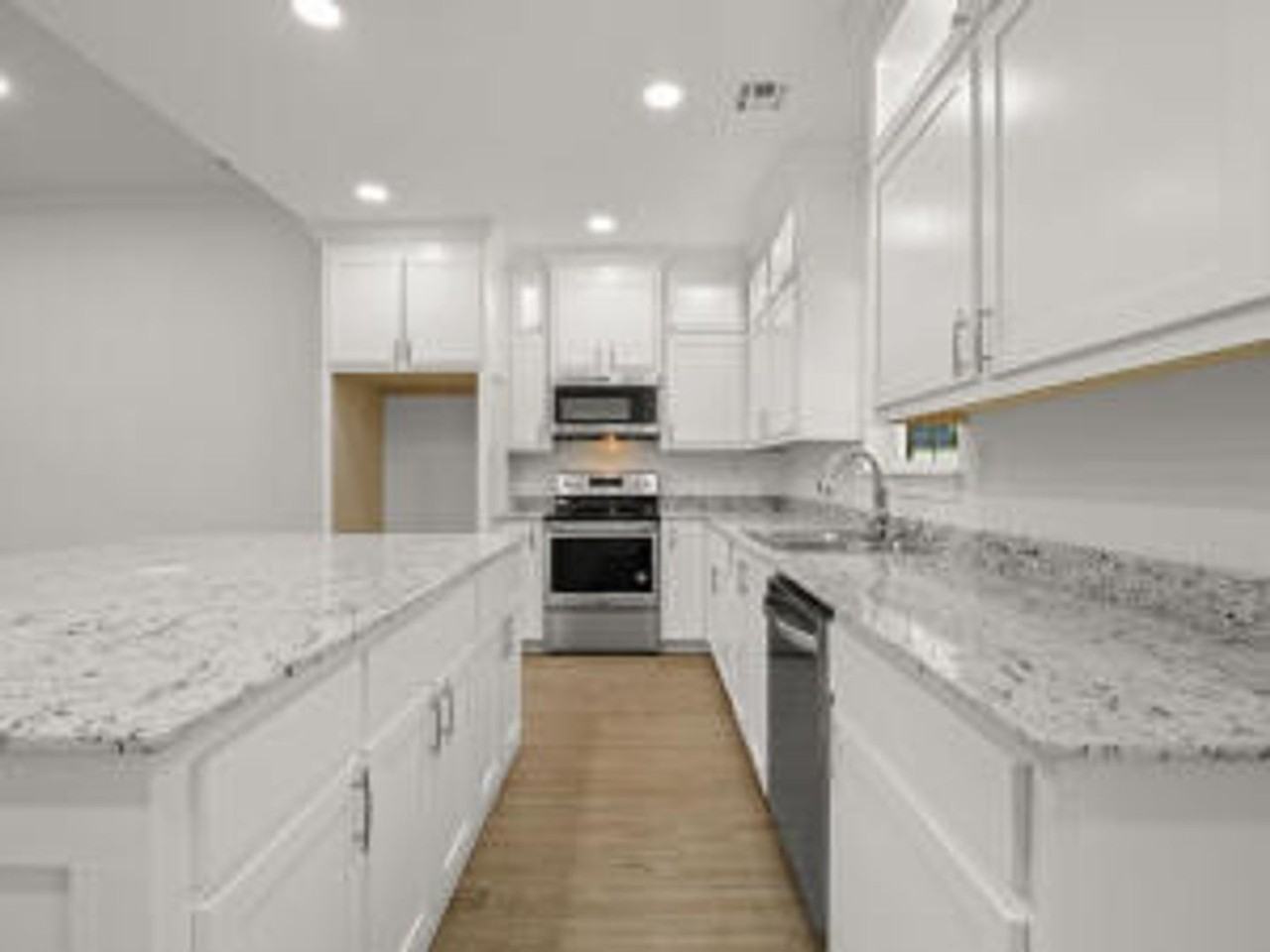 308 W Schweitzer Ave - Photo 4 of 13