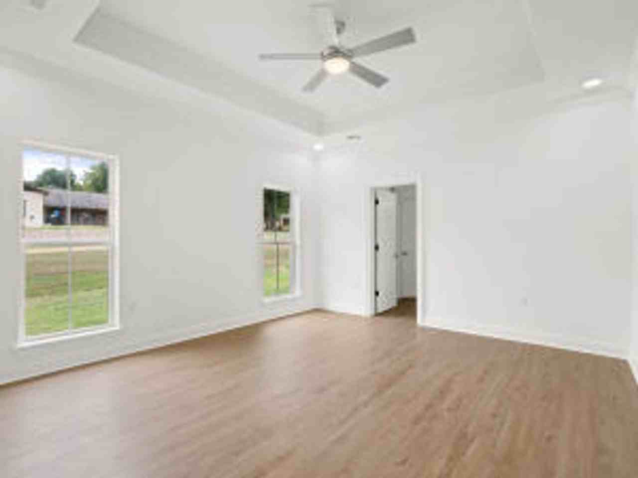 308 W Schweitzer Ave - Photo 6 of 13