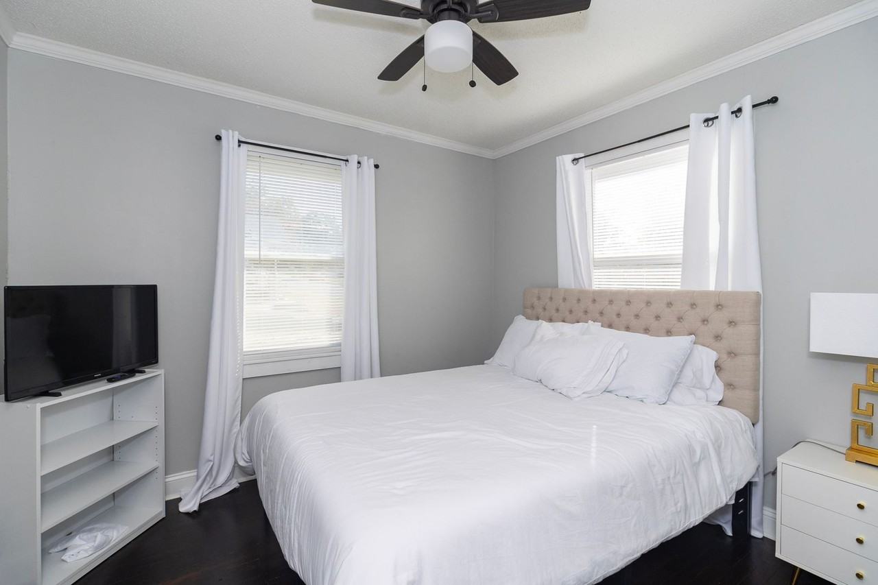 2922 W 43rd Ter - Photo 2 of 13