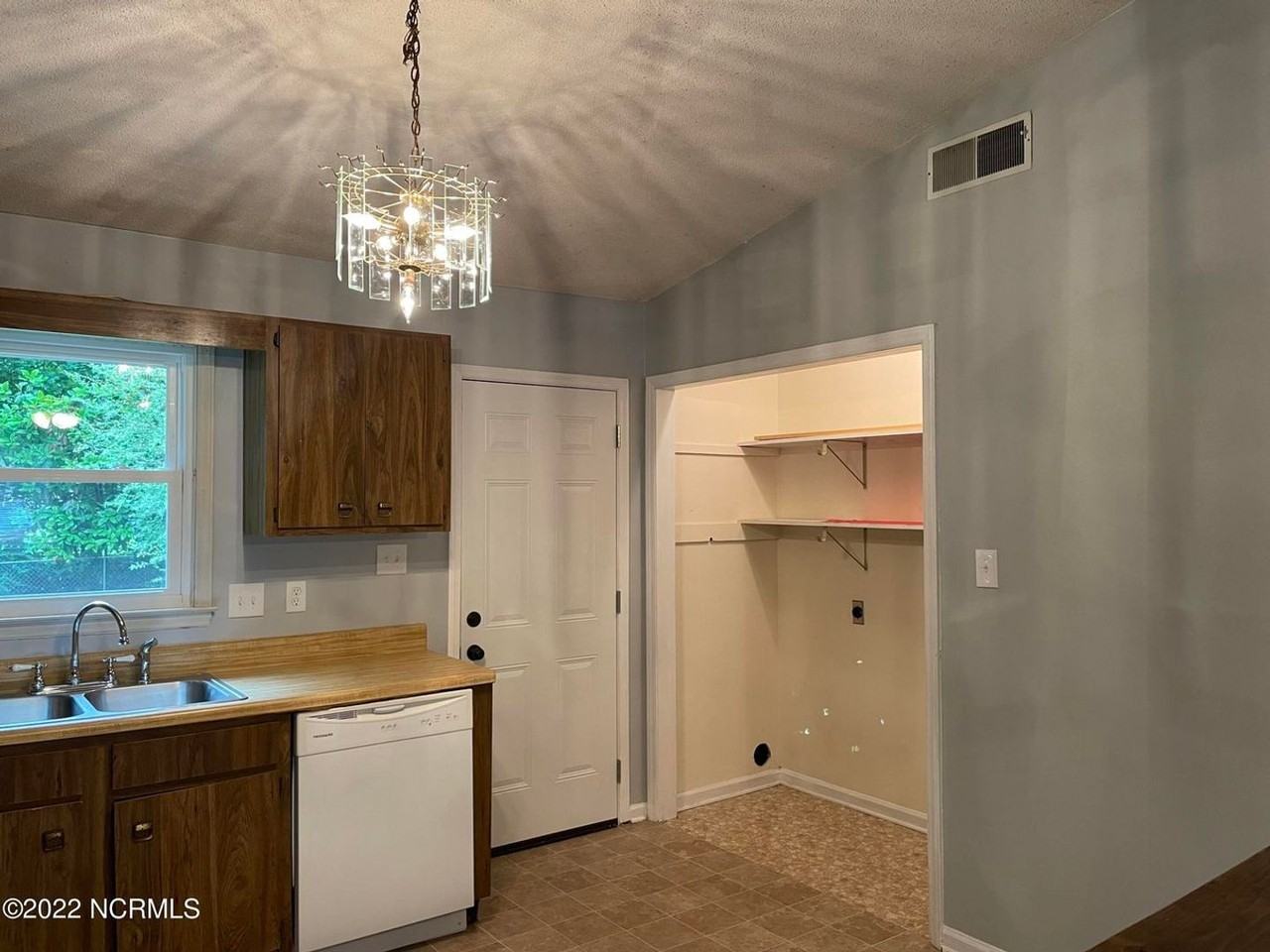 406 Cedar Creek Dr - Photo 6 of 12