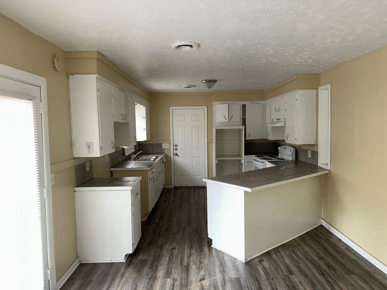1925 Catalina Dr - Photo 2 of 9