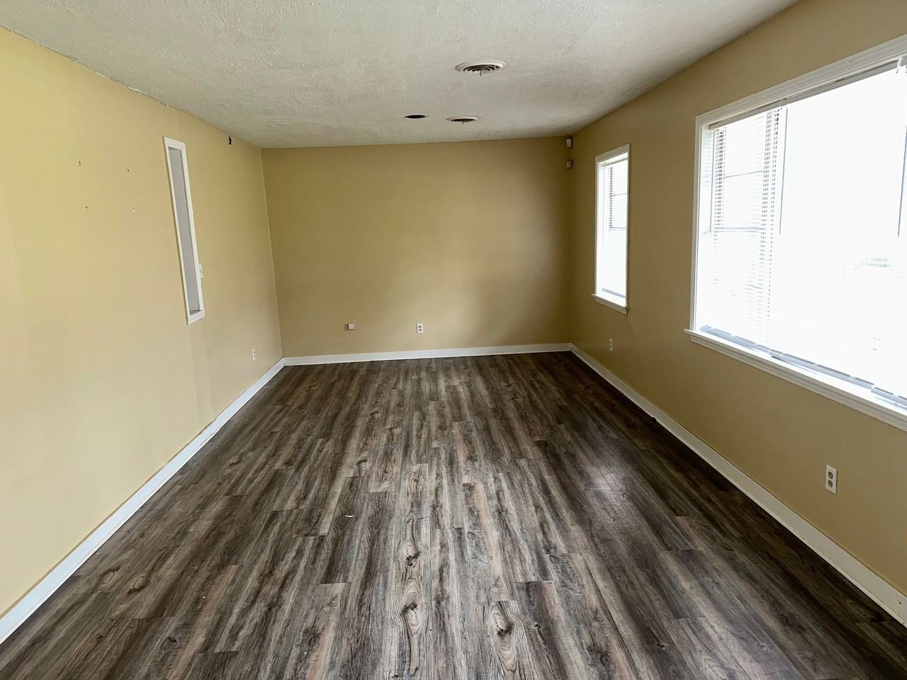 1925 Catalina Dr - Photo 4 of 9