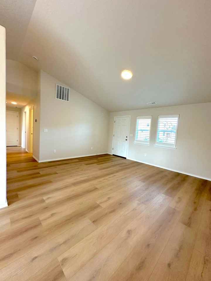 1062 Nw Upas Pl - Photo 2 of 17