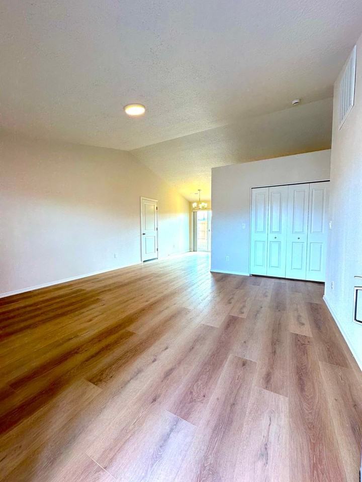 1062 Nw Upas Pl - Photo 3 of 17