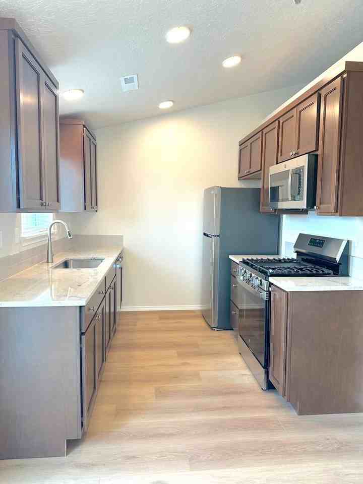 1062 Nw Upas Pl - Photo 4 of 17
