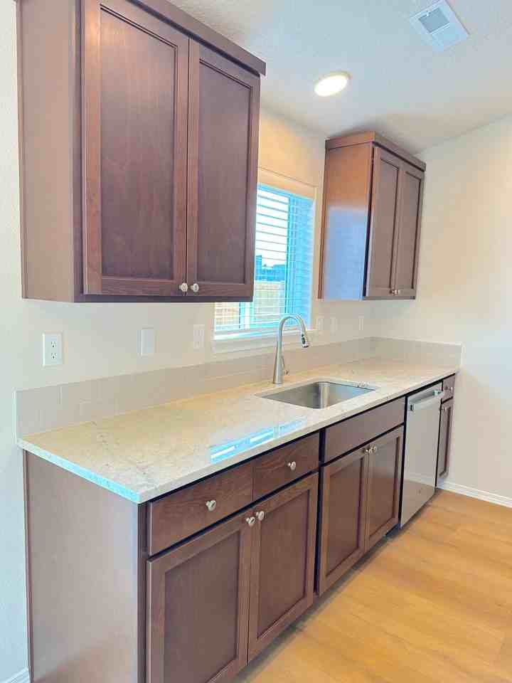 1062 Nw Upas Pl - Photo 5 of 17