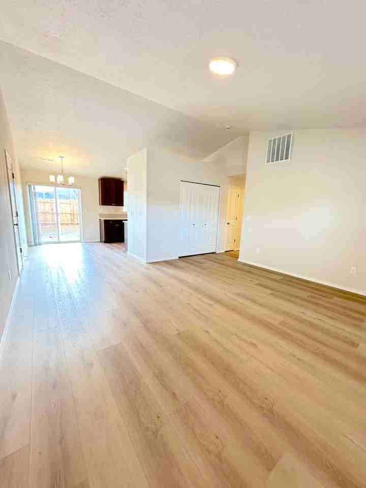 1062 Nw Upas Pl - Photo 7 of 17