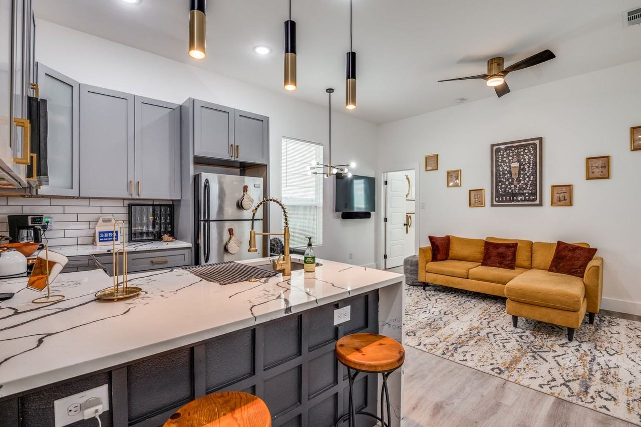 2223 Anderson St - Photo 2 of 10