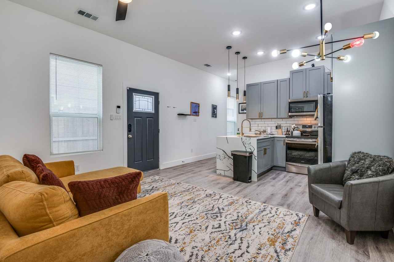 2223 Anderson St - Photo 3 of 10