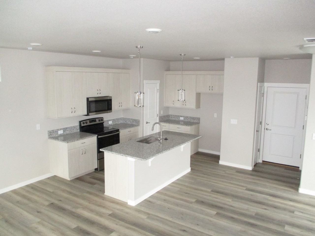 509 Hillsview Dr - Photo 3 of 21