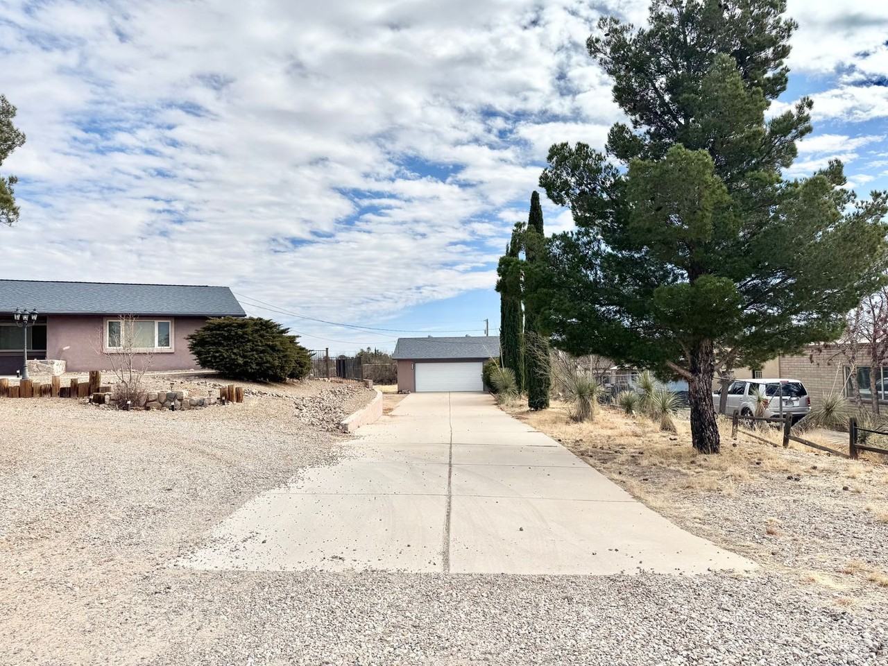 1327 Yucca Dr - Photo 2 of 25