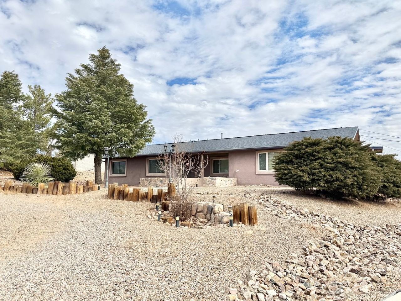 1327 Yucca Dr - Photo 3 of 25