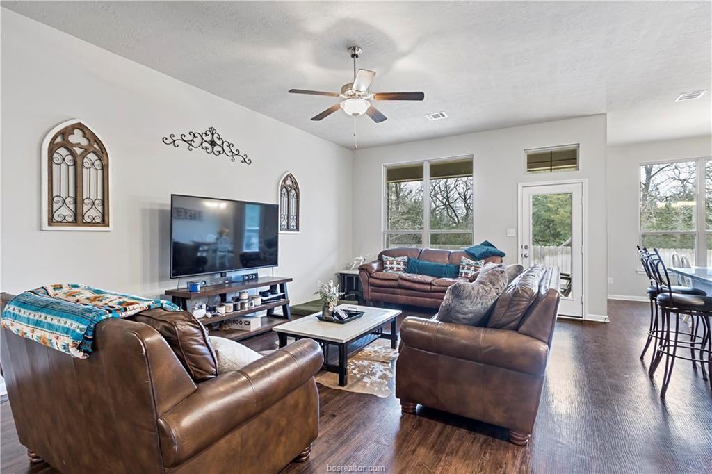 1462 Kingsgate Dr - Photo 3 of 19