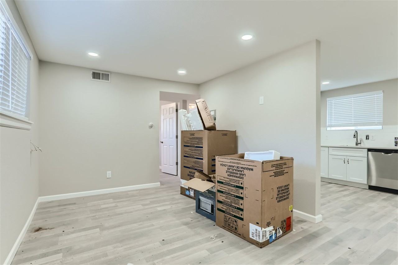 2545 Kenton St #B - Photo 5 of 12