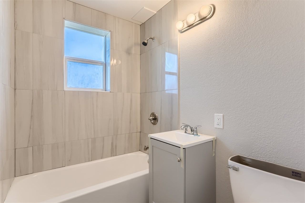 2545 Kenton St #B - Photo 3 of 12