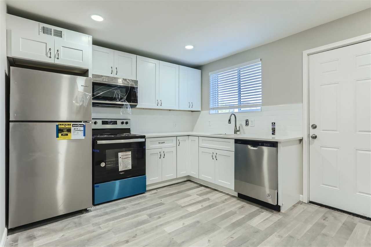 2545 Kenton St #B - Photo 5 of 12