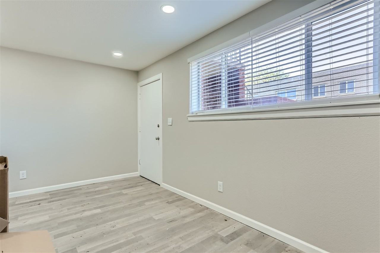 2545 Kenton St #B - Photo 4 of 12