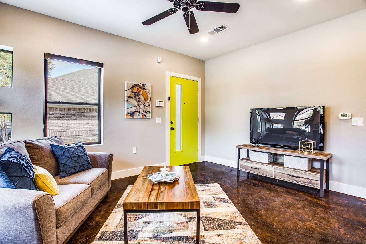 3137 Lubbock Ave - Photo 7 of 10