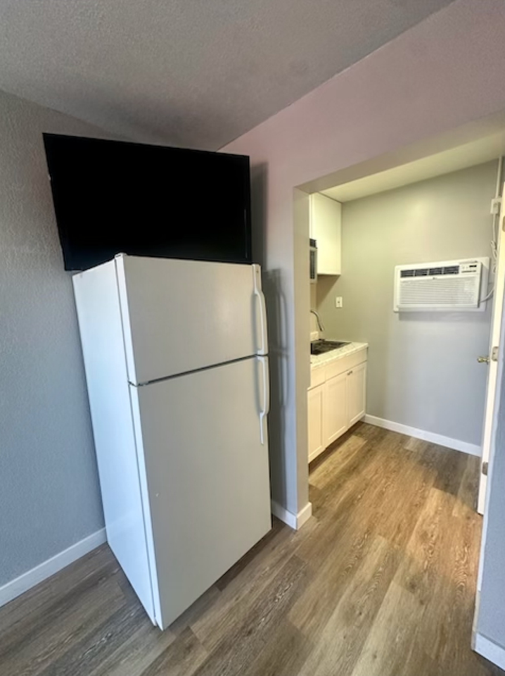 Clean, updated unit with utilities included - Photo 6 of 14