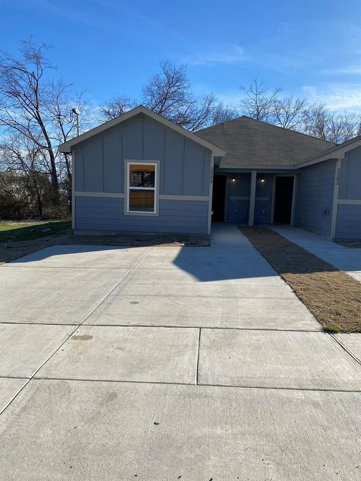 2203 Henry St #A - Photo 2 of 17