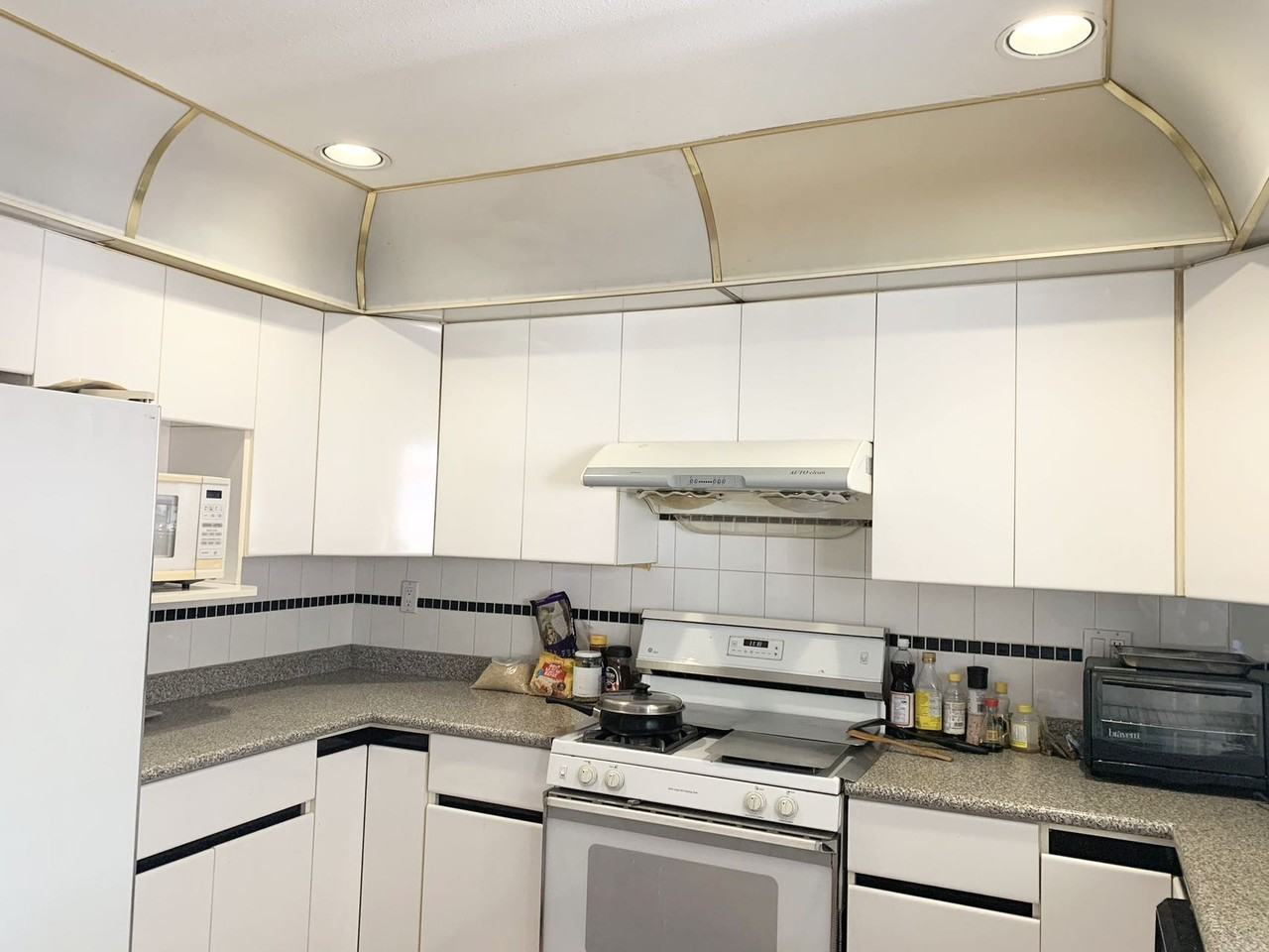 5821 Clarendon St - Photo 6 of 15