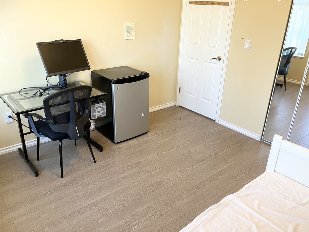 5821 Clarendon St - Photo 7 of 15