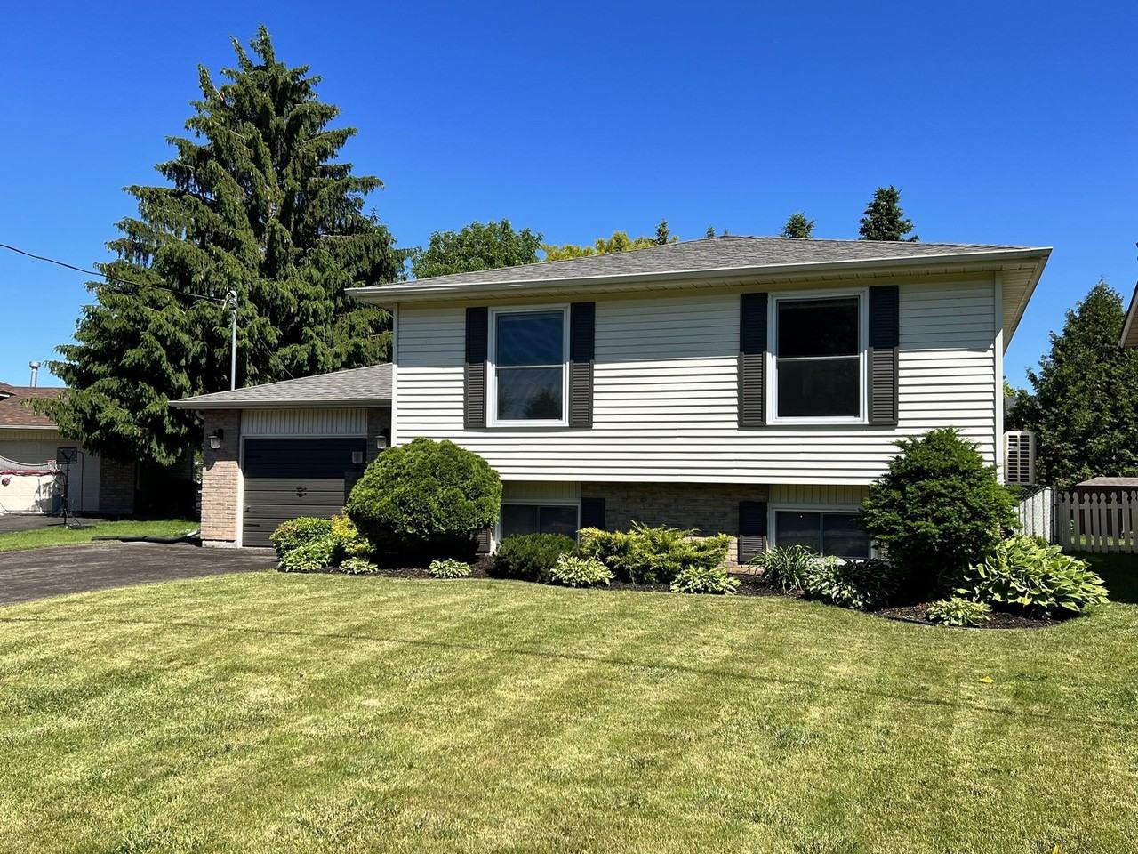 25 Huron Dr - Photo 2 of 15